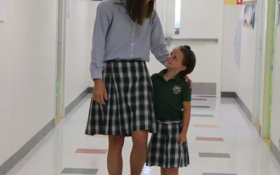 studentswalkinginhall